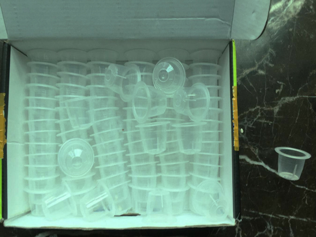 Prøver udført med kopper, der fylder tætningsmaskine: