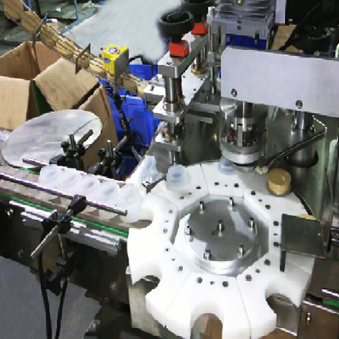 Automatisk creme krukker trådkappemaskine med Robot containere capper udstyr