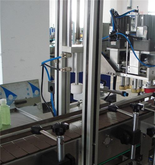Automatisk indbygget skrue-afdækningsmaskine manuel hætte til foderudstyr capperudstyr til plastflasker1
